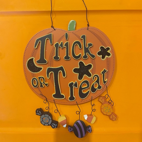 Halloween Decor Trick Or Treat hanging sign - Picture 1 of 2